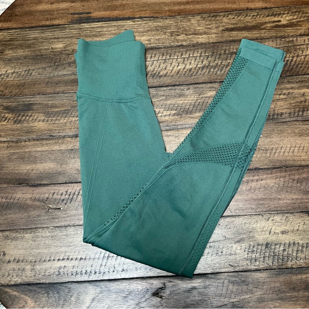 ❤️‍🔥$6 CLEARANCE❤️‍🔥 NWT Perforated Leggings